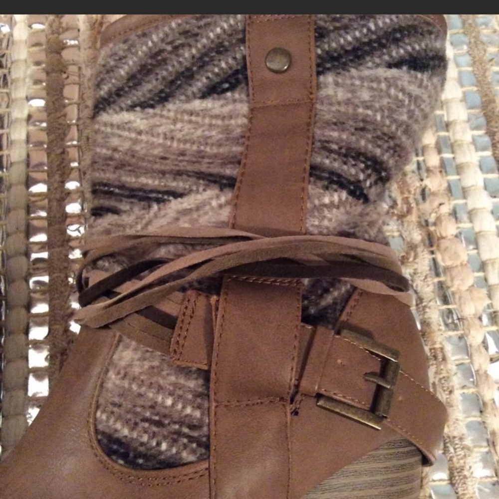 Fun neutral brown boot - Picture 2 of 6